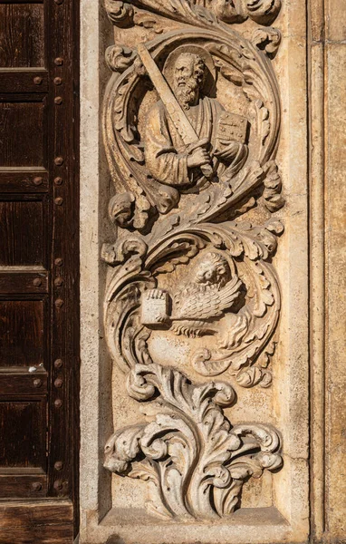 圣洛伦佐 维琴察教堂入口处的浮雕细节 哥特式大理石雕塑代表了传道士圣马可 被狮子的形象所认可 意大利 — 图库照片