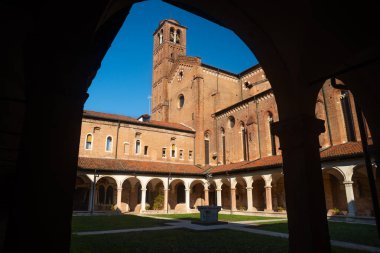 San Lorenzo di Vicenza kilisesinin ortaçağ manastırı kayboldu, şimdiki manastır Rönesans dönemine dayanıyor. Ancak kilisenin dış cephesi hâlâ orijinal Gotik tarzını koruyor..