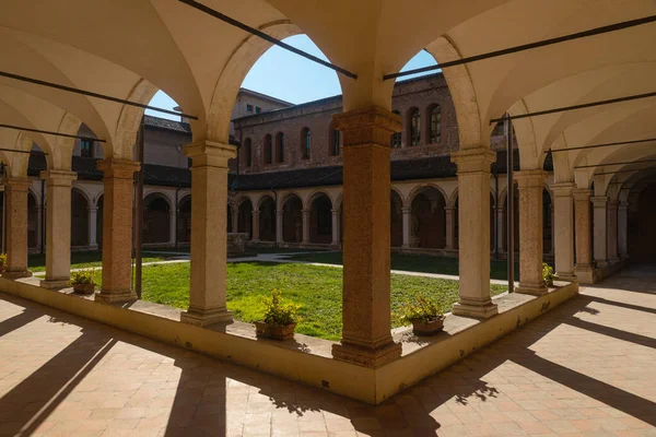 Renesanční Klášter Kostela San Lorenzo Vicenza Stíny Pilířů Podlaze Uprostřed — Stock fotografie