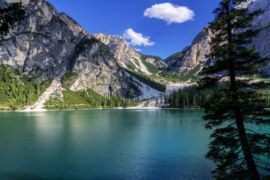Braies Gölü veya Pragser Wildsee Fanes-Sennes-Prags doğal parkında. Güney Tyrol ya da Sudtirol 'un dolomitlerindeki dağ gölü. Güneşli güzel bir gün, parlak renklerle rahatlatıcı bir manzara. İtalya.