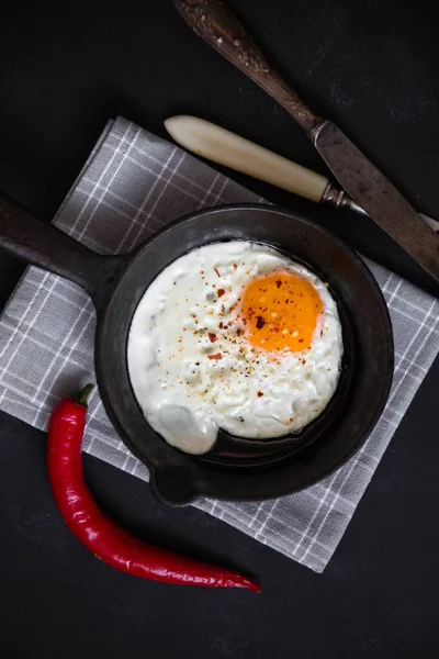 Tavada biberli yumurta.