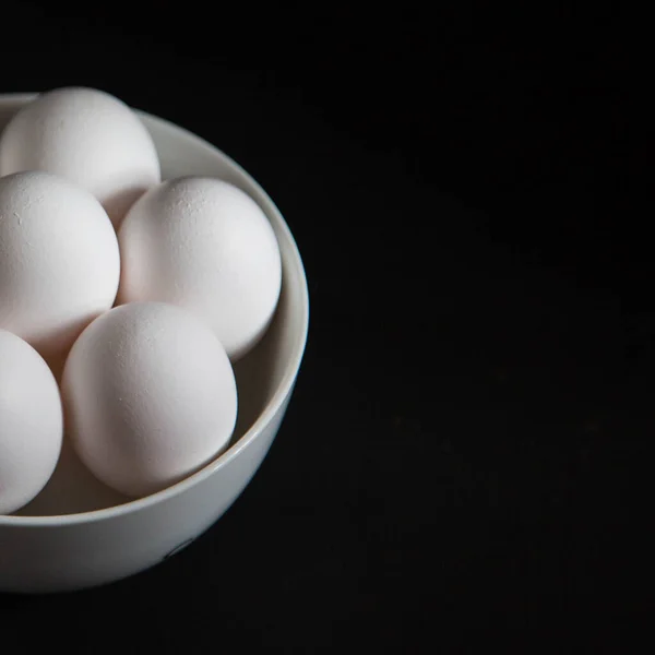 Siyah arka planda güzel beyaz yumurtalar