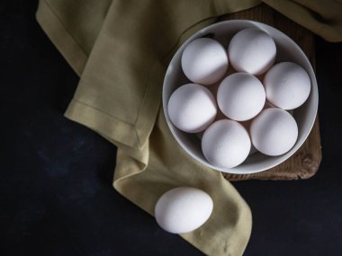 Porselen kasedeki yumurtalar.