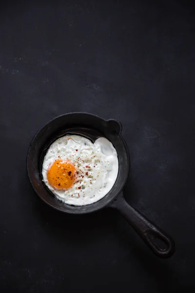 Dökme demir bir tavada kızarmış yumurta.