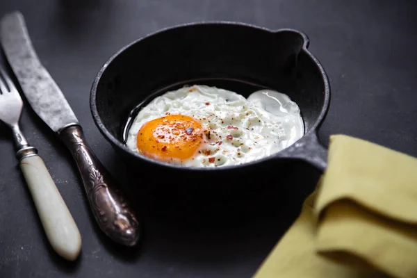 Dökme demir bir tavada kızarmış yumurta.
