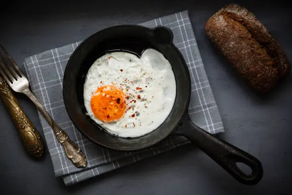 Dökme demir bir tavada kızarmış yumurta.