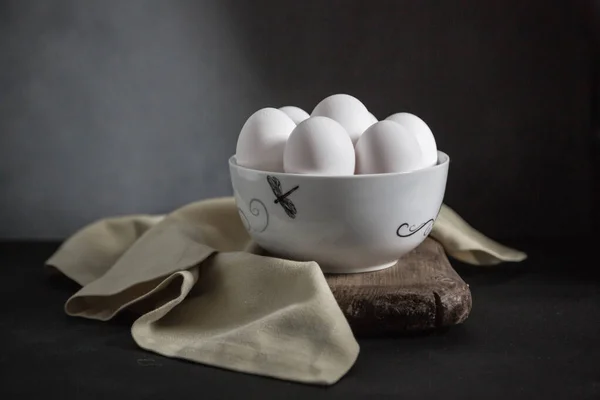 Porselen kasedeki yumurtalar.