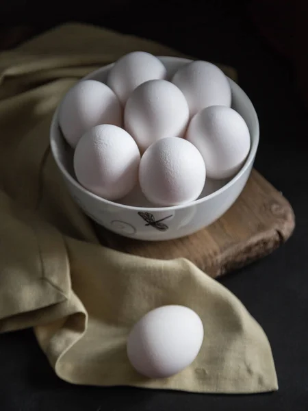 Porselen kasedeki yumurtalar.