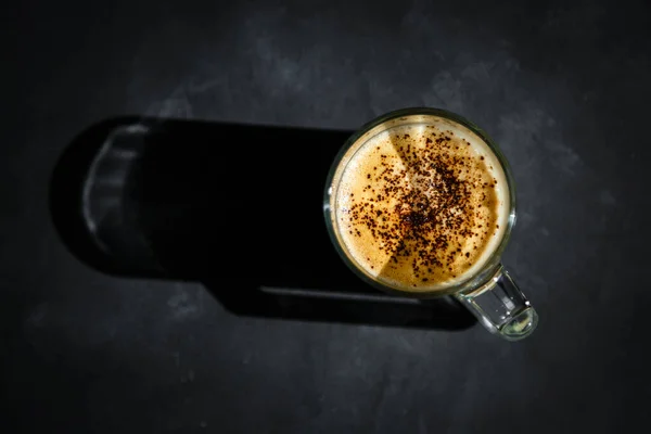 Eskimiş bir arka planda bir fincan kahve.