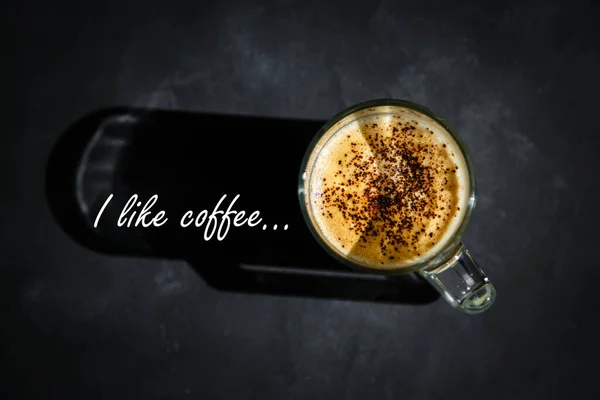 Eskimiş bir arka planda bir fincan kahve.