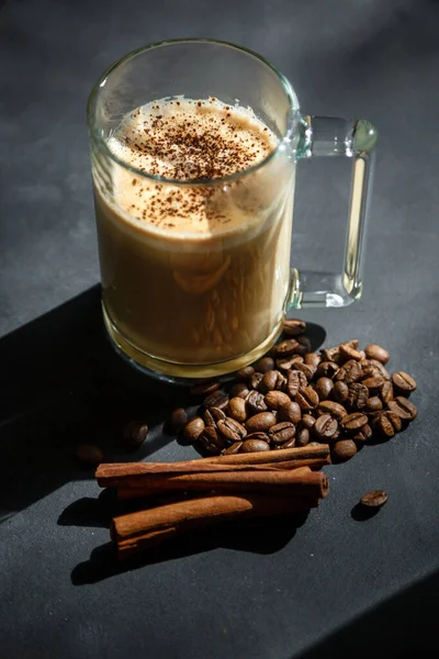 Eskimiş bir arka planda bir fincan kahve.