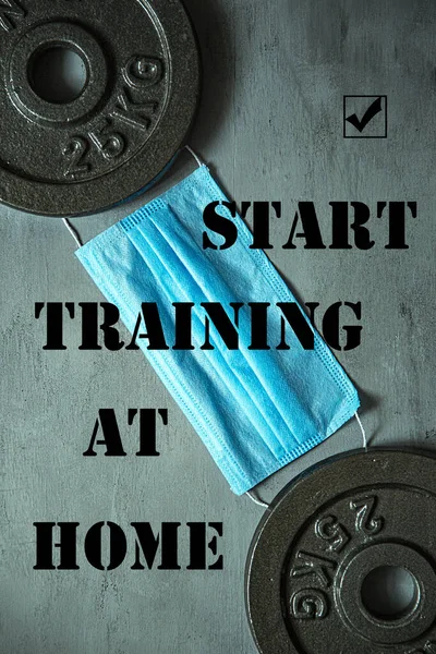 Siyah arka planda tıbbi maske