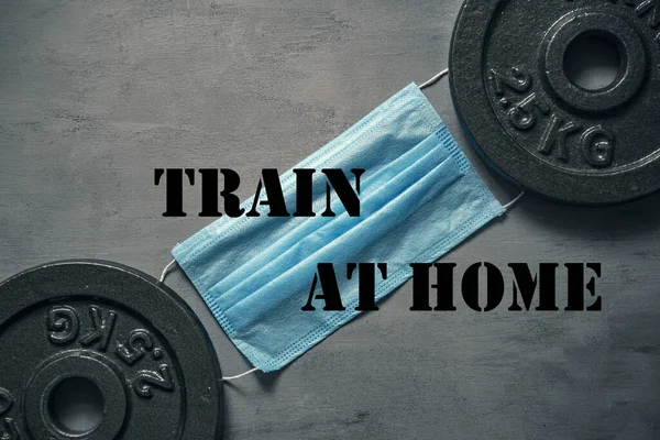 Siyah arka planda tıbbi maske