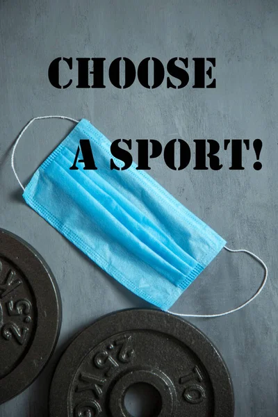 Siyah arka planda tıbbi maske