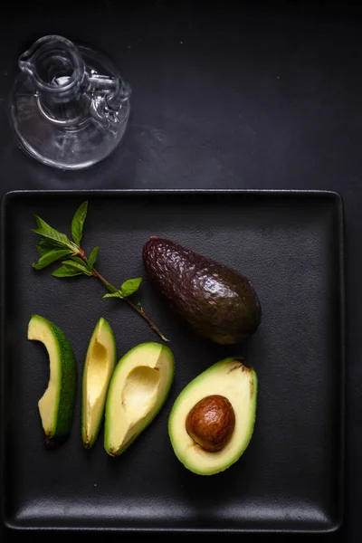 Siyah bir tabakta avokado.