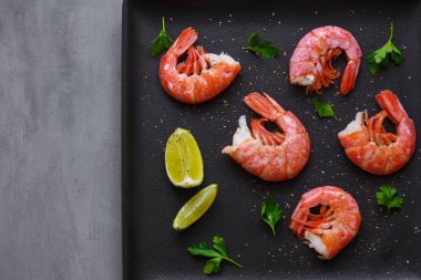 Izgara karides ve biberli maydanoz ve limon.