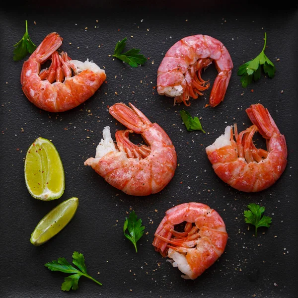 Izgara karides ve biberli maydanoz ve limon.