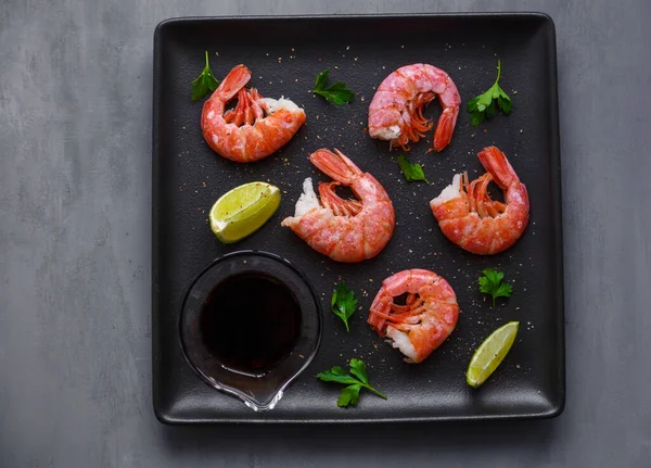 Izgara karides ve biberli maydanoz ve limon.