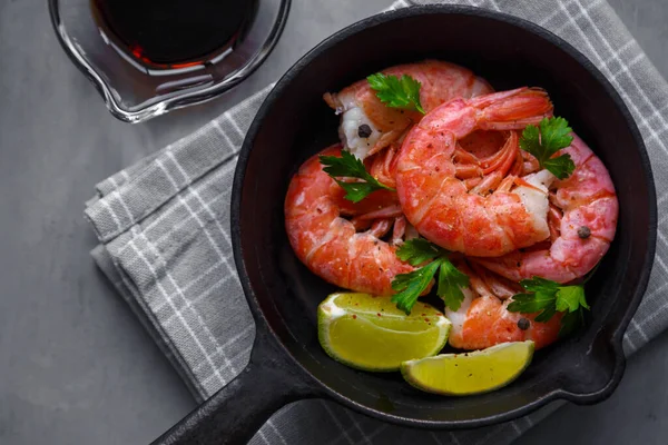 Grilled Prawns Pepper Parsley Lime Dark Background — Stock Photo, Image