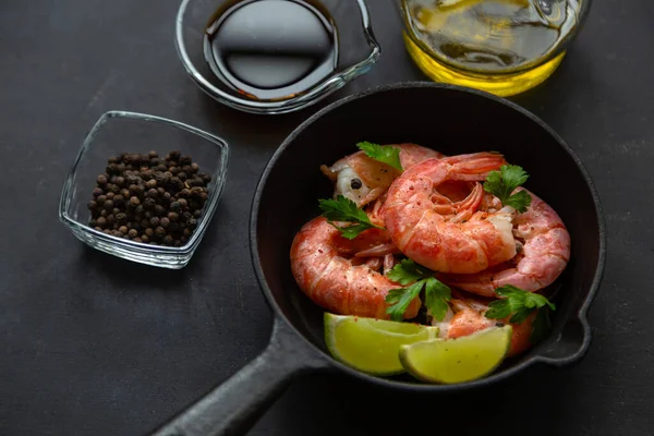 Izgara karides ve biberli maydanoz ve limon.