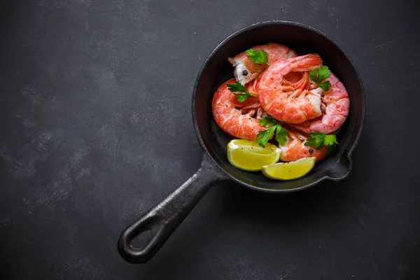 Izgara karides ve biberli maydanoz ve limon.