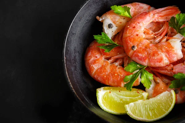 Izgara karides ve biberli maydanoz ve limon.