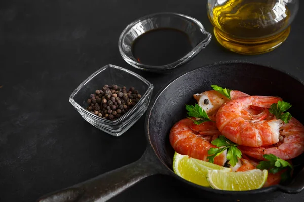 Izgara karides ve biberli maydanoz ve limon.