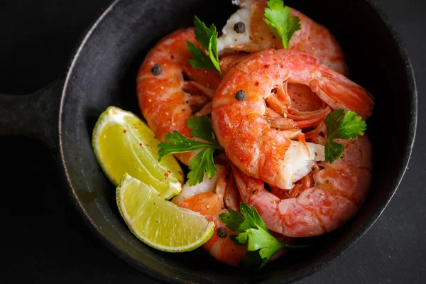 Izgara karides ve biberli maydanoz ve limon.