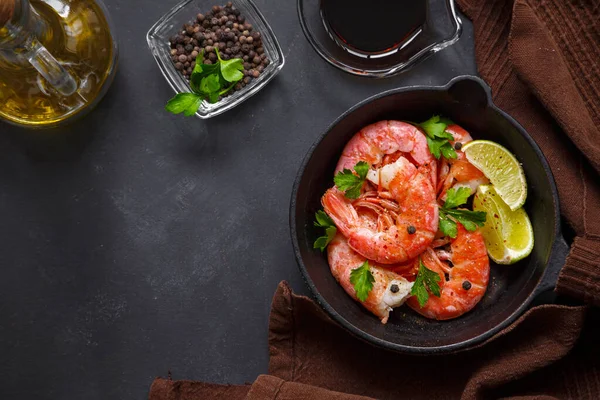 Izgara karides ve biberli maydanoz ve limon.