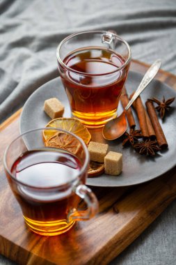 Sıcak baharatlı çay, çikolatalı kurabiye, tarçın, limon ve şeker.