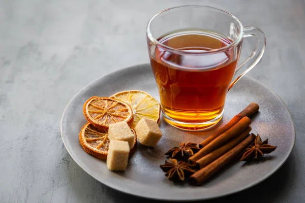 Sıcak baharatlı çay, çikolatalı kurabiye, tarçın, limon ve şeker.