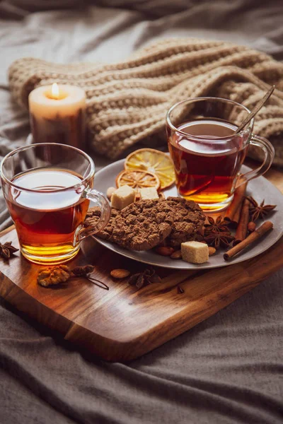 Sıcak baharatlı çay, çikolatalı kurabiye, tarçın, limon ve şeker.