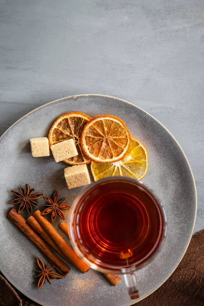 Sıcak baharatlı çay, çikolatalı kurabiye, tarçın, limon ve şeker.