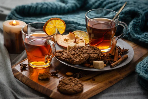 Sıcak baharatlı çay, çikolatalı kurabiye, tarçın, limon ve şeker.