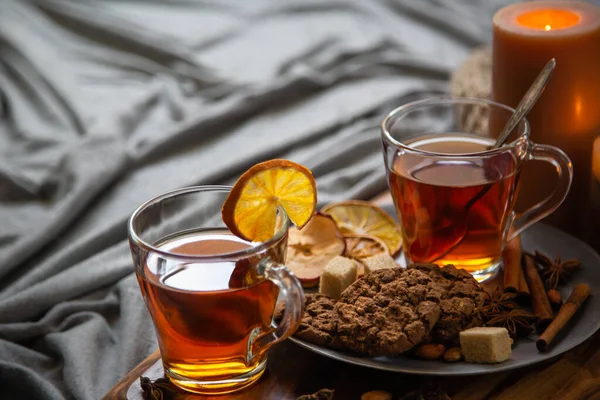 Sıcak baharatlı çay, çikolatalı kurabiye, tarçın, limon ve şeker.