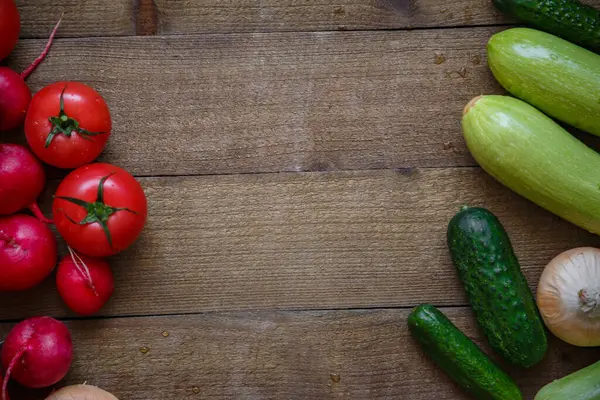 Tahta masada taze sebzeler.