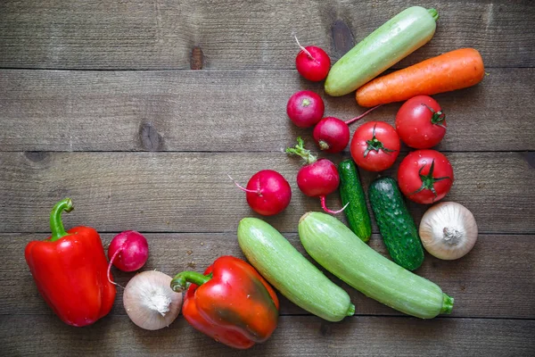 Tahta masada taze sebzeler.