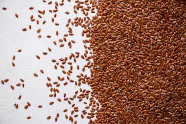 Beyaz arkaplanda keten taneleri