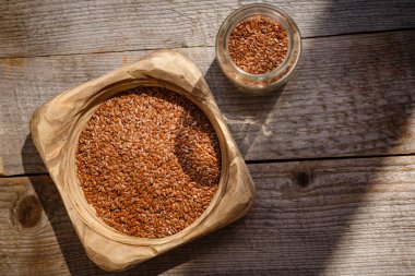 Tahta bir kasede keten tohumu