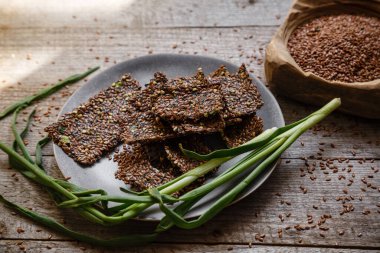 Tahta bir kasede keten tohumu