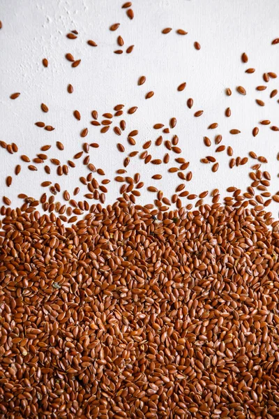 Beyaz arkaplanda keten taneleri