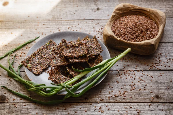 Tahta bir kasede keten tohumu