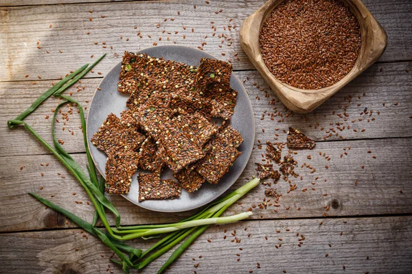 Tahta bir kasede keten tohumu