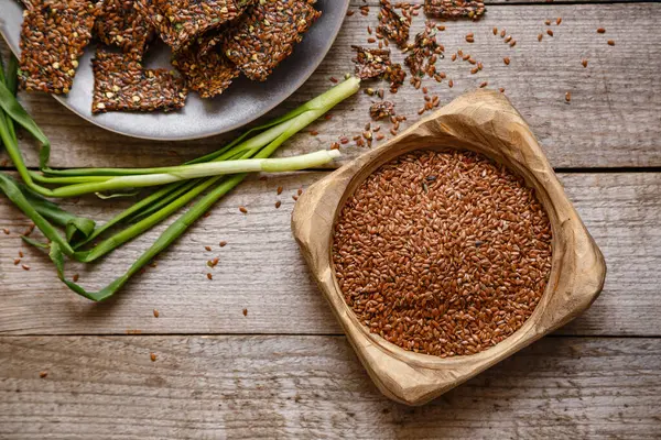 Tahta bir kasede keten tohumu