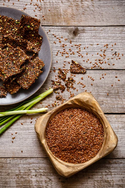 Tahta bir kasede keten tohumu