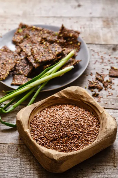 Tahta bir kasede keten tohumu