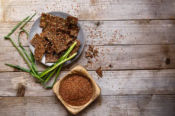 Tahta bir kasede keten tohumu