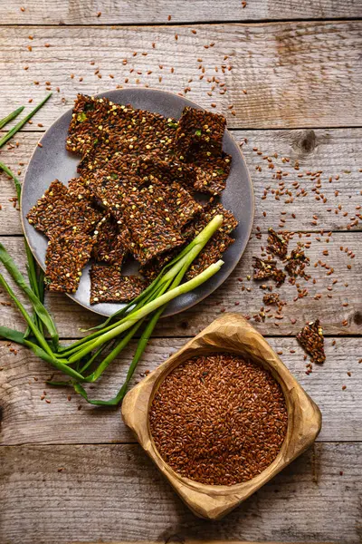 Tahta bir kasede keten tohumu