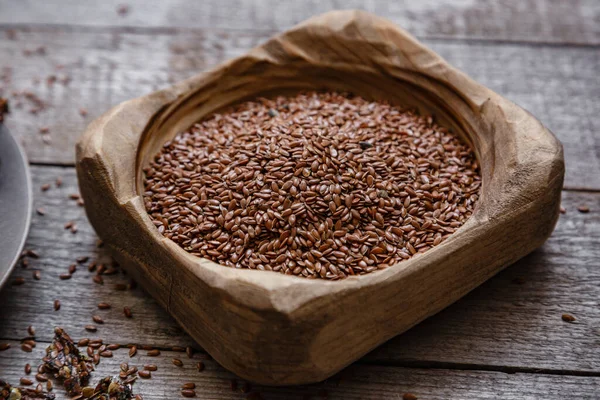 Tahta bir kasede keten tohumu