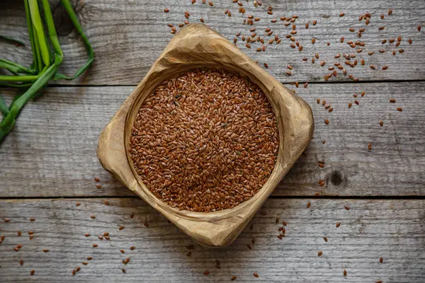 Tahta bir kasede keten tohumu